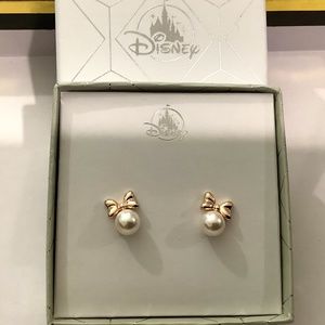 DISNEY- Minnie Pearl and Gold tone bow earrings—NWT